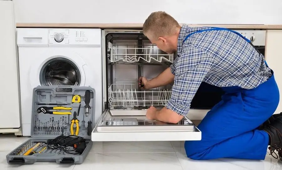 Çiğli Gaggenau servisi teknisyen ekibi beyaz eşya tamiri yaparken